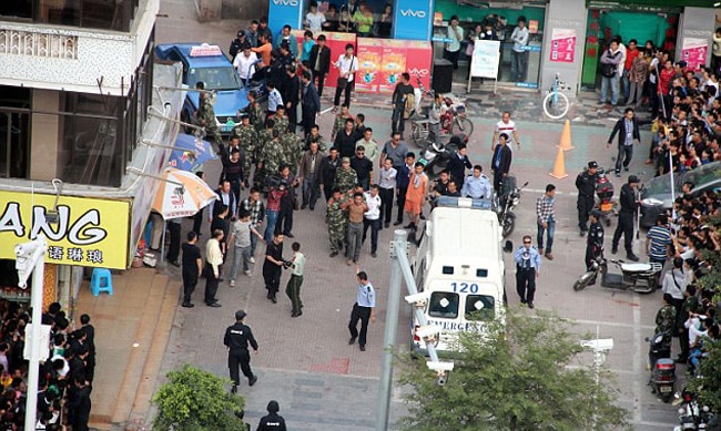 सिरफिरे ब्‍वॉयफ्रेंड ने गर्लफ्रेंड के कपड़े उतारकर बनाया बंधक