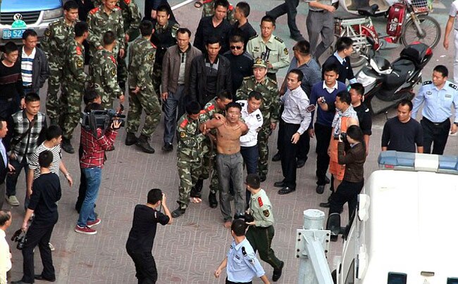 सिरफिरे ब्‍वॉयफ्रेंड ने गर्लफ्रेंड के कपड़े उतारकर बनाया बंधक