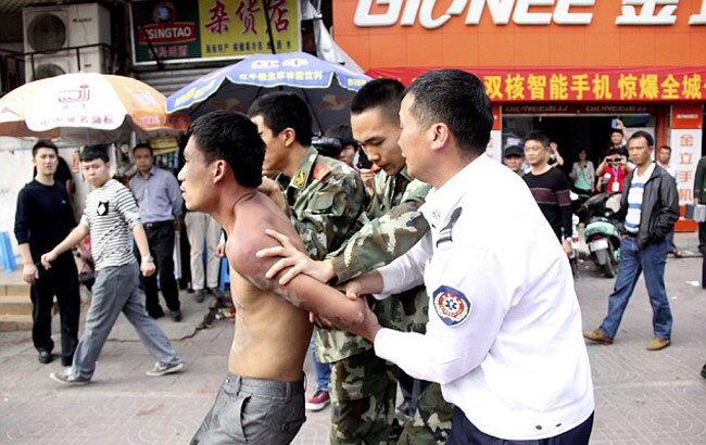 सिरफिरे ब्‍वॉयफ्रेंड ने गर्लफ्रेंड के कपड़े उतारकर बनाया बंधक