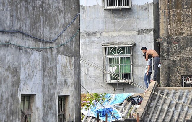 सिरफिरे ब्‍वॉयफ्रेंड ने गर्लफ्रेंड के कपड़े उतारकर बनाया बंधक