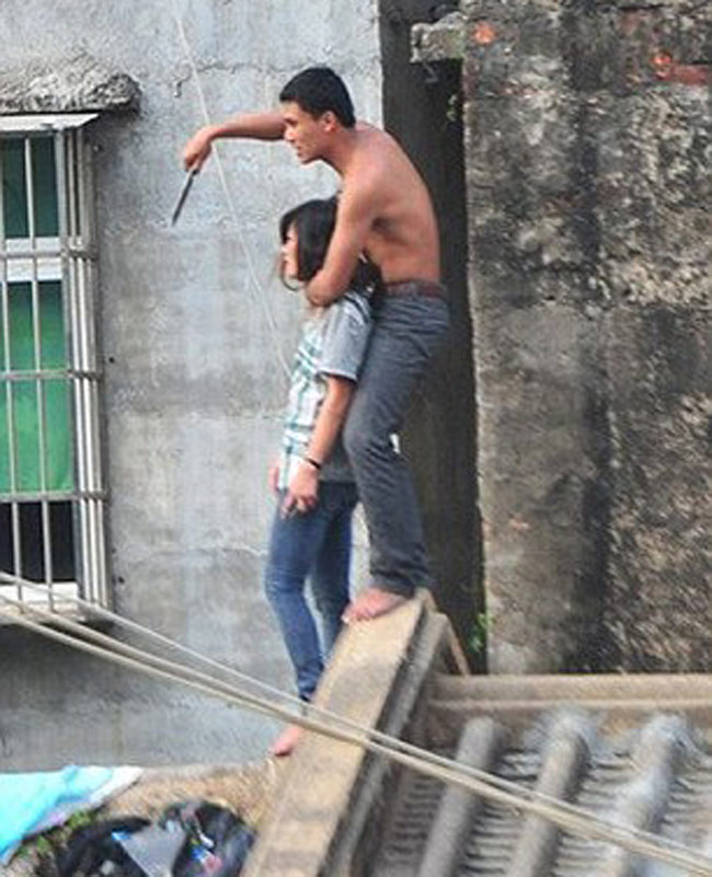 सिरफिरे ब्‍वॉयफ्रेंड ने गर्लफ्रेंड के कपड़े उतारकर बनाया बंधक