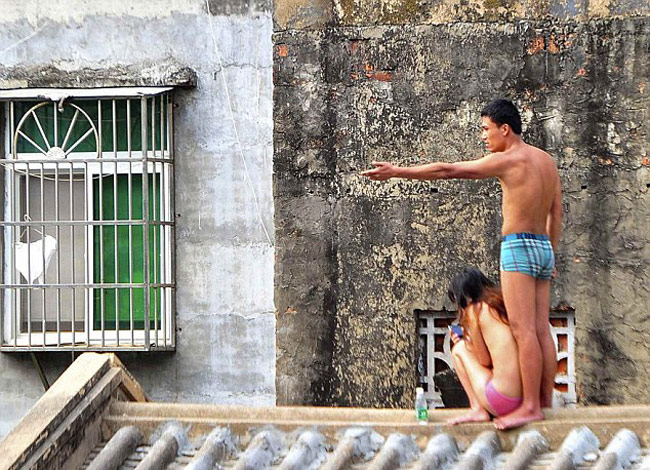 सिरफिरे ब्‍वॉयफ्रेंड ने गर्लफ्रेंड के कपड़े उतारकर बनाया बंधक