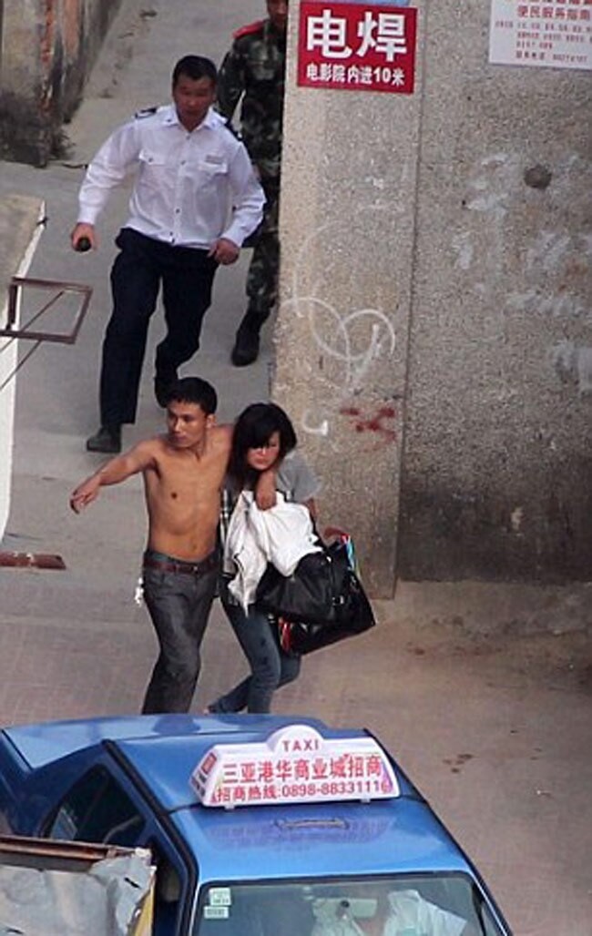 सिरफिरे ब्‍वॉयफ्रेंड ने गर्लफ्रेंड के कपड़े उतारकर बनाया बंधक