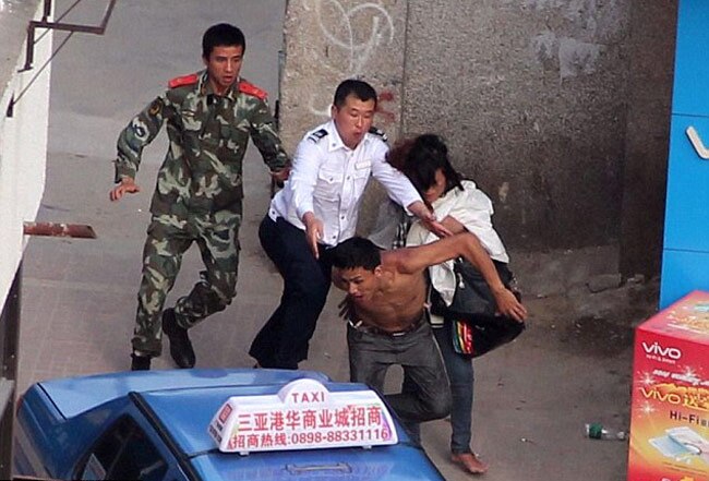 सिरफिरे ब्‍वॉयफ्रेंड ने गर्लफ्रेंड के कपड़े उतारकर बनाया बंधक