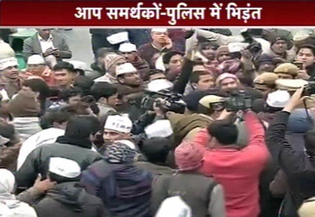 ...जब केजरीवाल के धरने में बेतहाशा बरसीं दिल्ली पुलिस की लाठियां