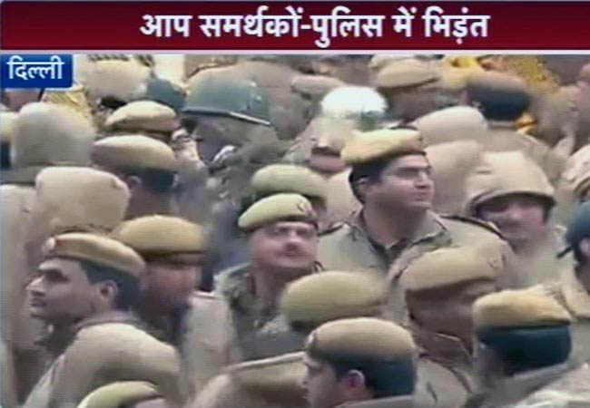 ...जब केजरीवाल के धरने में बेतहाशा बरसीं दिल्ली पुलिस की लाठियां