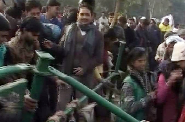 भारी भीड़ से फ्लॉप हुआ केजरीवाल का जनता दरबार