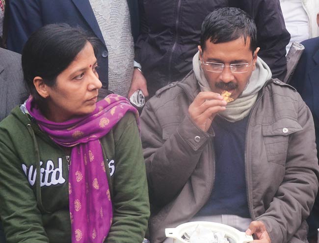 ...जब केजरीवाल के धरने में बेतहाशा बरसीं दिल्ली पुलिस की लाठियां