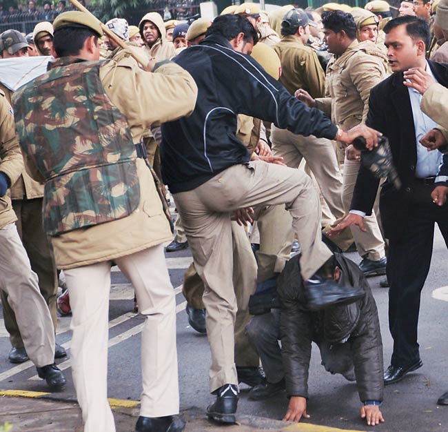 ...जब केजरीवाल के धरने में बेतहाशा बरसीं दिल्ली पुलिस की लाठियां