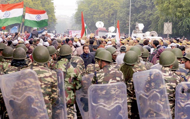 ...जब केजरीवाल के धरने में बेतहाशा बरसीं दिल्ली पुलिस की लाठियां