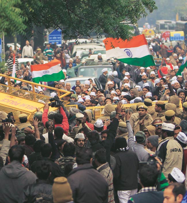 ...जब केजरीवाल के धरने में बेतहाशा बरसीं दिल्ली पुलिस की लाठियां