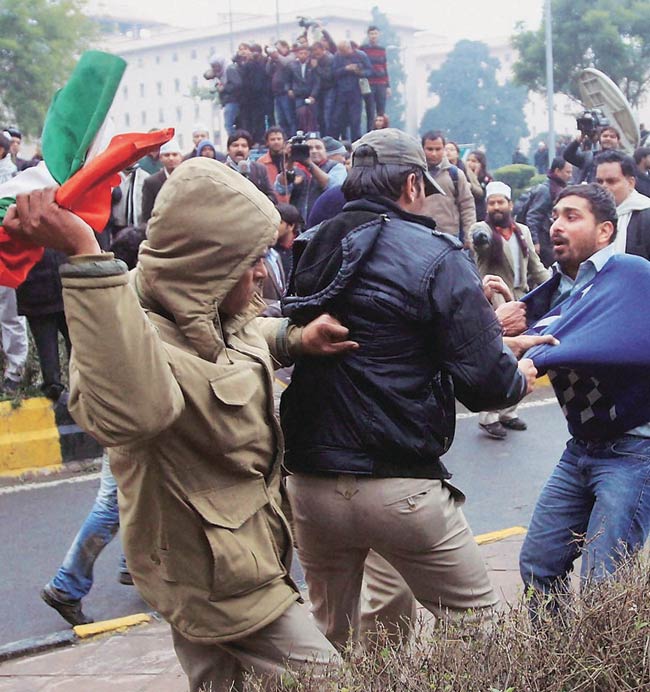 ...जब केजरीवाल के धरने में बेतहाशा बरसीं दिल्ली पुलिस की लाठियां