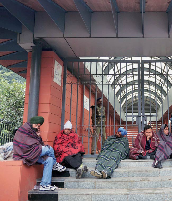 ...जब केजरीवाल के धरने में बेतहाशा बरसीं दिल्ली पुलिस की लाठियां