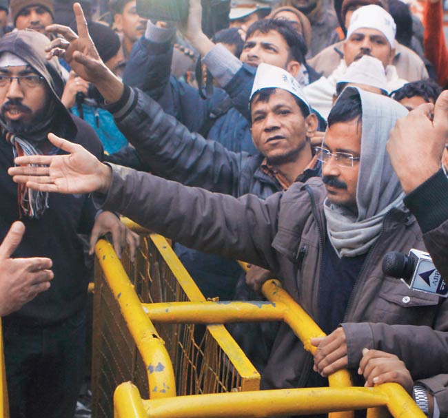 ...जब केजरीवाल के धरने में बेतहाशा बरसीं दिल्ली पुलिस की लाठियां