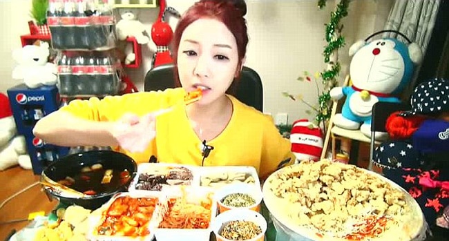 कैमरे के सामने खूब खाओ और लाखों कमाओ