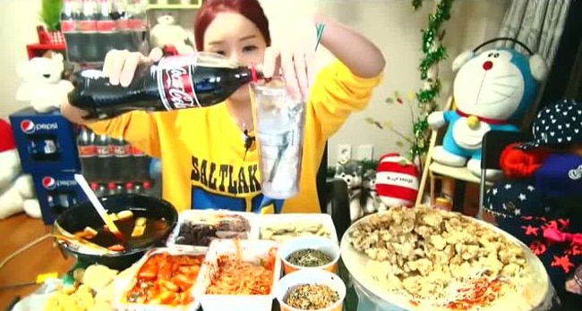 कैमरे के सामने खूब खाओ और लाखों कमाओ