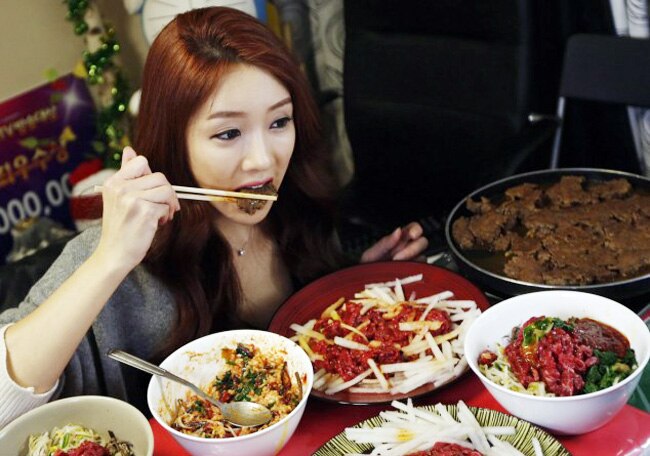 कैमरे के सामने खूब खाओ और लाखों कमाओ