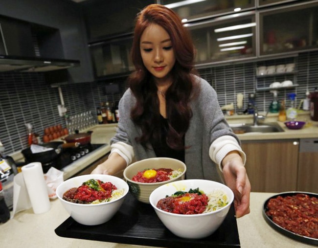 कैमरे के सामने खूब खाओ और लाखों कमाओ