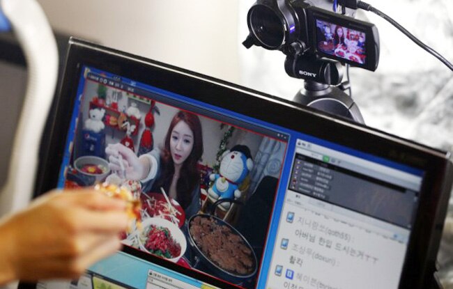 कैमरे के सामने खूब खाओ और लाखों कमाओ