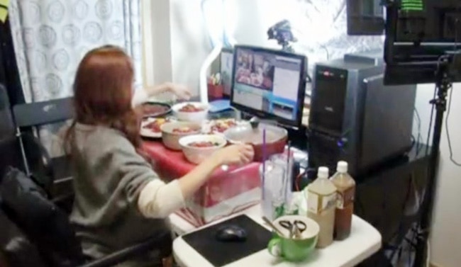 कैमरे के सामने खूब खाओ और लाखों कमाओ