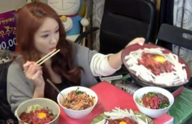 कैमरे के सामने खूब खाओ और लाखों कमाओ