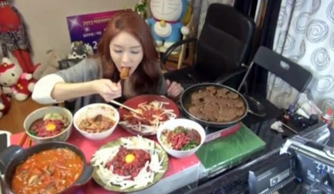 कैमरे के सामने खूब खाओ और लाखों कमाओ