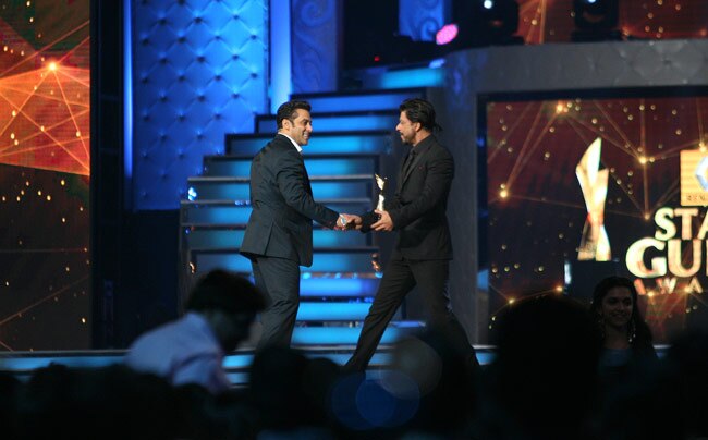 एक बार फिर गले मिले सलमान और शाहरुख