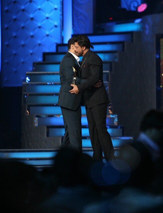 एक बार फिर गले मिले सलमान और शाहरुख