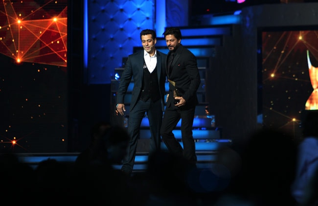 एक बार फिर गले मिले सलमान और शाहरुख