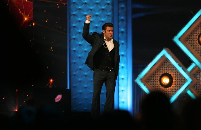 एक बार फिर गले मिले सलमान और शाहरुख