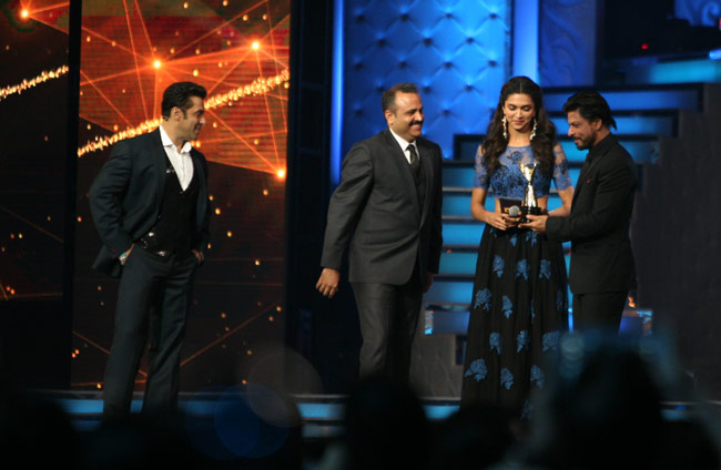 एक बार फिर गले मिले सलमान और शाहरुख