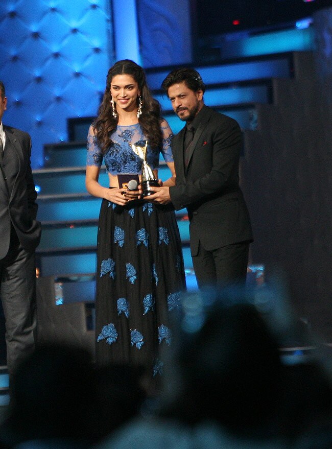 एक बार फिर गले मिले सलमान और शाहरुख