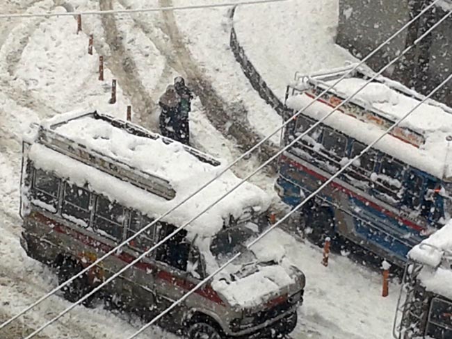 जमकर हुई बर्फबारी, सफेद चादर से ढका कश्मीर