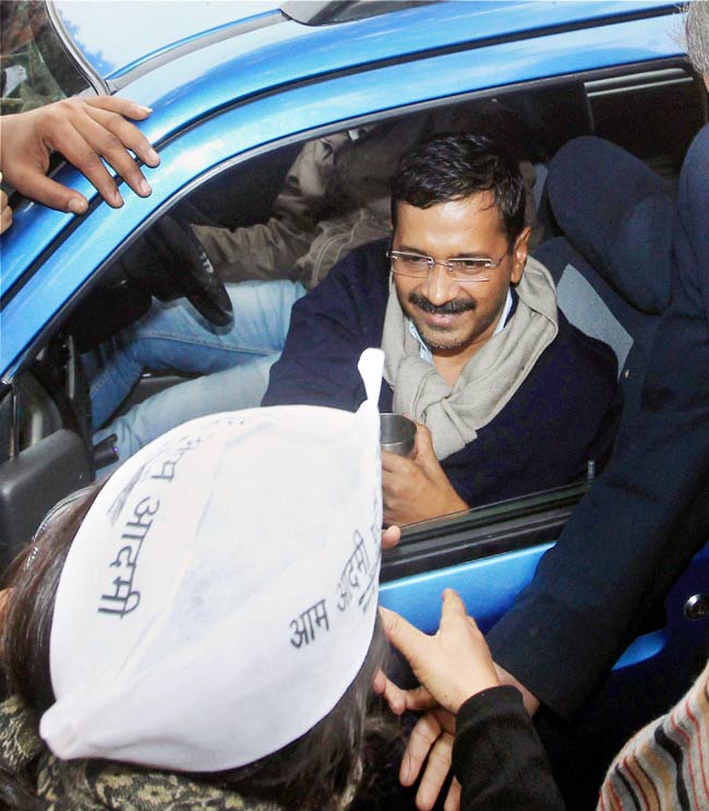 ...जब केजरीवाल के धरने में बेतहाशा बरसीं दिल्ली पुलिस की लाठियां