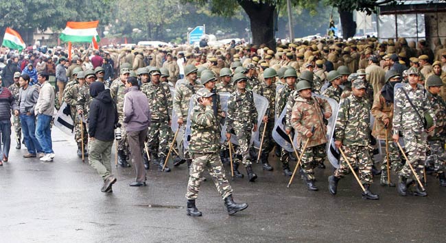 ...जब केजरीवाल के धरने में बेतहाशा बरसीं दिल्ली पुलिस की लाठियां