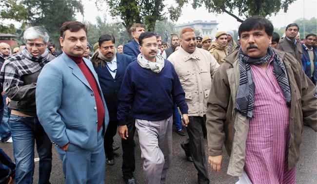 ...जब केजरीवाल के धरने में बेतहाशा बरसीं दिल्ली पुलिस की लाठियां