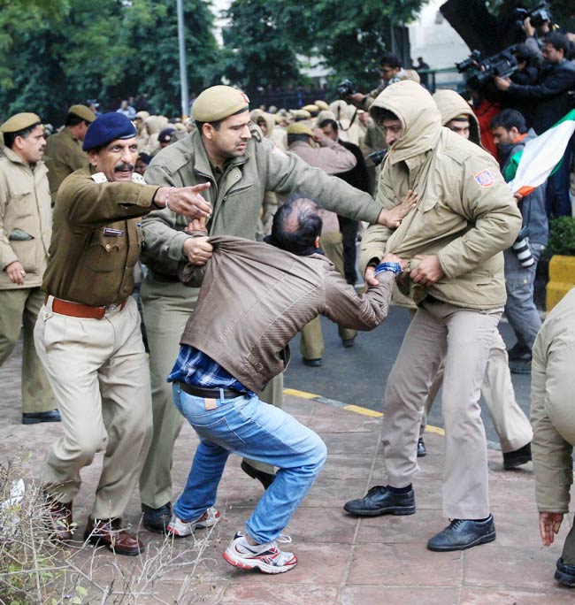 ...जब केजरीवाल के धरने में बेतहाशा बरसीं दिल्ली पुलिस की लाठियां