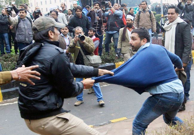 ...जब केजरीवाल के धरने में बेतहाशा बरसीं दिल्ली पुलिस की लाठियां