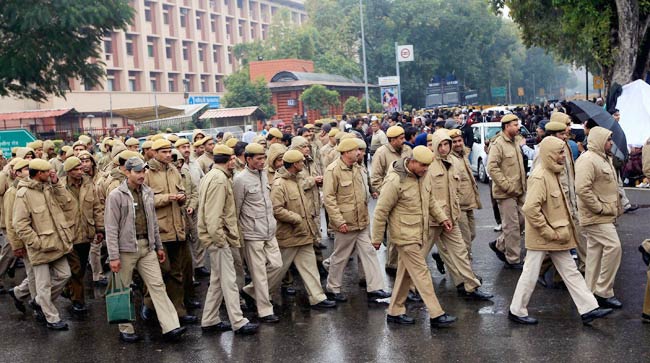 ...जब केजरीवाल के धरने में बेतहाशा बरसीं दिल्ली पुलिस की लाठियां