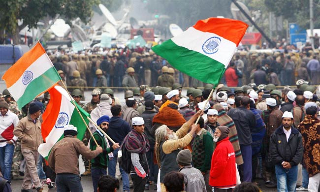 ...जब केजरीवाल के धरने में बेतहाशा बरसीं दिल्ली पुलिस की लाठियां