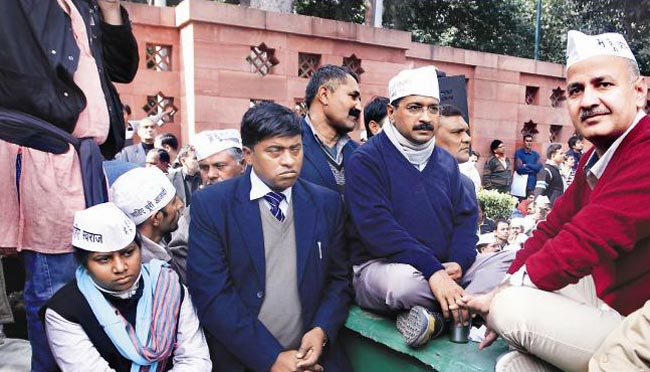 तस्‍वीरों में देखें कैसे सड़क पर गुजरी केजरीवाल की रात