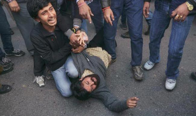 तस्‍वीरों में देखें कैसे सड़क पर गुजरी केजरीवाल की रात