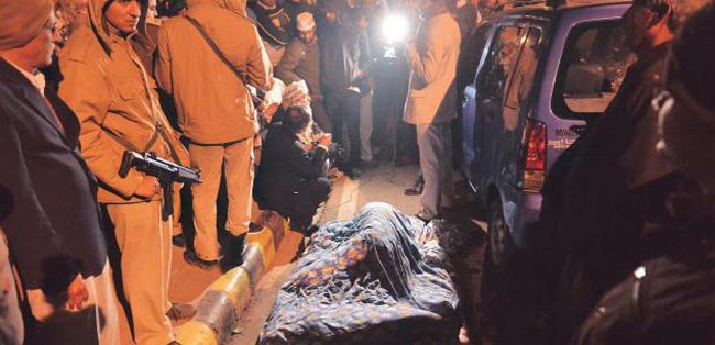 तस्‍वीरों में देखें कैसे सड़क पर गुजरी केजरीवाल की रात