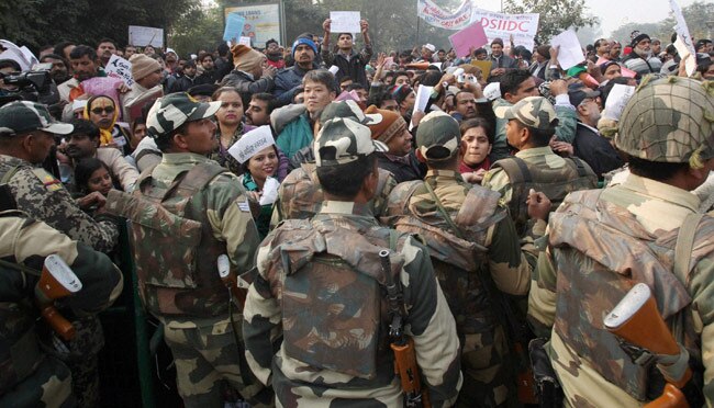 भारी भीड़ से फ्लॉप हुआ केजरीवाल का जनता दरबार