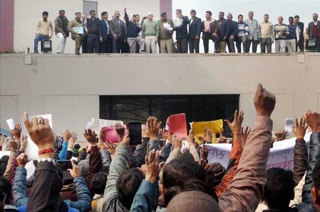 भारी भीड़ से फ्लॉप हुआ केजरीवाल का जनता दरबार