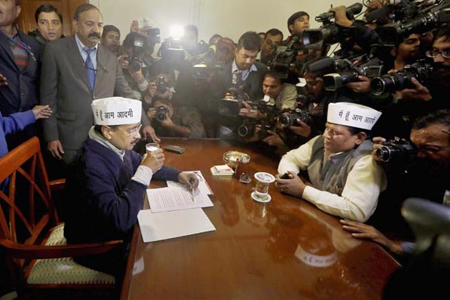 तस्‍वीरों में केजरीवाल सरकार के एक महीने का सफर...