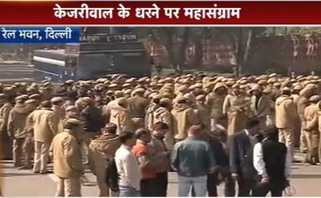 तस्‍वीरों में देखें केजरीवाल की धरना पॉलिटिक्‍स
