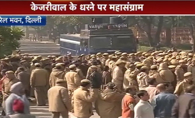 तस्‍वीरों में देखें केजरीवाल की धरना पॉलिटिक्‍स