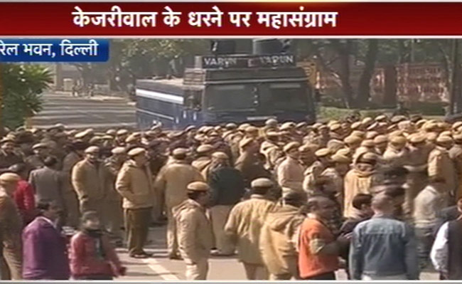 तस्‍वीरों में देखें केजरीवाल की धरना पॉलिटिक्‍स