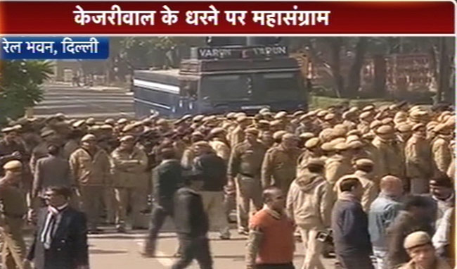 तस्‍वीरों में देखें केजरीवाल की धरना पॉलिटिक्‍स